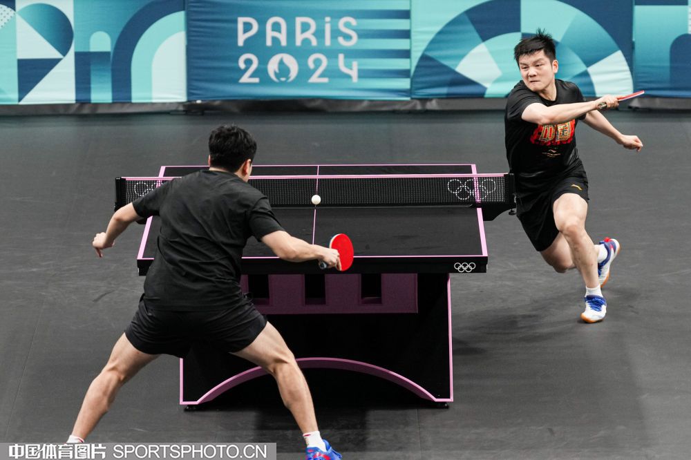 霍安：没人预料到梅西会回来，我希望他能来并和他一起踢球